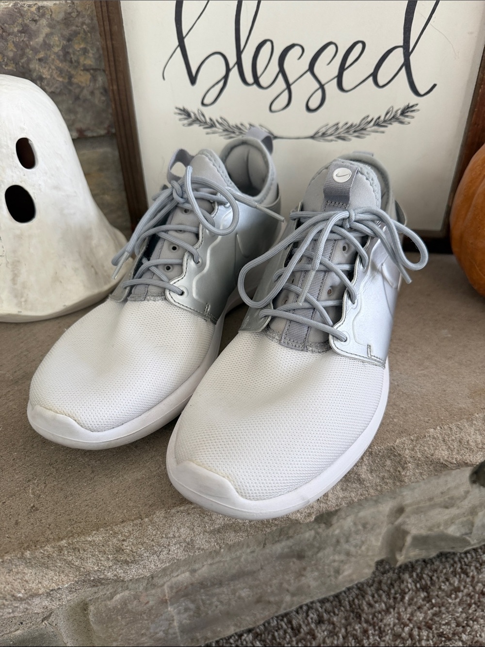 Light gray men’s Nike nsneakers